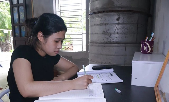 Cô bé mồ côi cha, lớn lên trong chùa mong có tiền vào đại học - Ảnh 3.