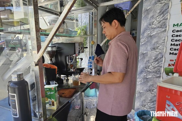 Con đường ở TP.HCM rộng 23 m, vốn gần 1.100 tỉ đồng bị cột điện án ngữ - Ảnh 2.