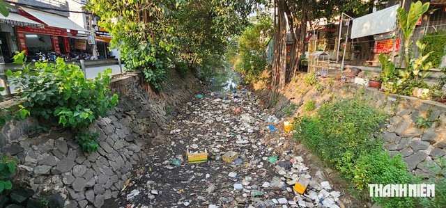 TP.HCM: Phường Bình Hưng Hòa nói lý do kênh 19 Tháng 5 vẫn ngập rác - Ảnh 3.