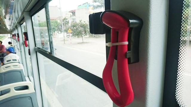 Xe kh&aacute;ch chỉ c&oacute; một cửa l&ecirc;n xuống liệu c&oacute; an to&agrave;n? - Ảnh 3.
