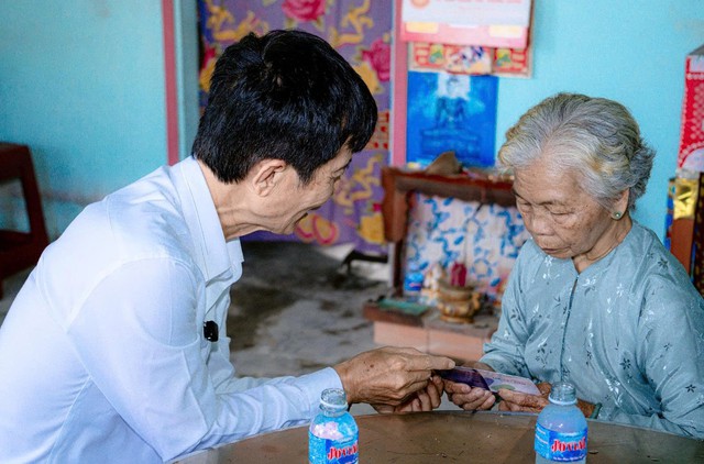 Quỹ Khởi sự từ tâm trao sổ tiết kiệm 100 triệu đồng tri ân vợ liệt sĩ - Ảnh 1.