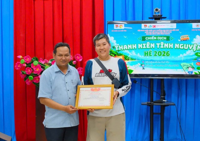 TikToker Phạm Ngọc Dũng nhận giấy khen sau Chiến dịch Thanh ni&ecirc;n t&igrave;nh nguyện h&egrave; 2026 - Ảnh 1.