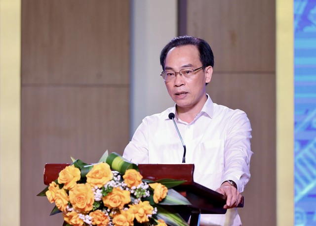 Bộ trưởng GD-ĐT: Những người làm giáo dục đã thể hiện đầy đủ sự tự trọng của mình chưa?- Ảnh 1.