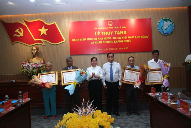C&agrave; Mau truy tặng danh hiệu mẹ Việt Nam anh h&ugrave;ng- Ảnh 1.