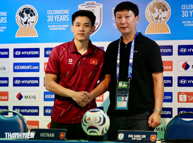 HLV Kim Sang-sik không cho phép Việt Nam ăn mừng quá lâu, Đình Bắc tiết lộ một điều đặc biệt- Ảnh 1.