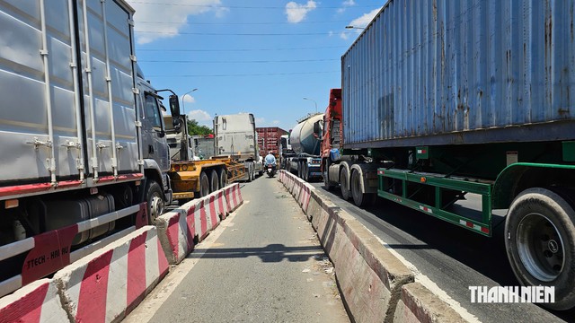 CSGT TP.HCM cảnh b&aacute;o: Đừng chen l&ecirc;n đầu xe container khi xe bật xi nhan rẽ - Ảnh 1.