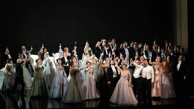 Một tấn phục trang Ý và đèn chùm Việt khổng lồ cho vở opera 'La Traviata'
- Ảnh 2.