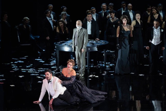 Một tấn phục trang Ý và đèn chùm Việt khổng lồ cho vở opera 'La Traviata'
- Ảnh 1.
