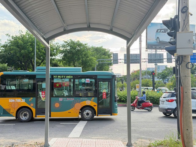 TP.HCM miễn ph&iacute; v&eacute; xe bu&yacute;t, giờ c&ograve;n l&agrave;m m&aacute;i che k&eacute;o tới tận nh&agrave; ga metro- Ảnh 2.
