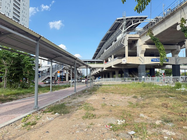 TP.HCM miễn ph&iacute; v&eacute; xe bu&yacute;t, giờ c&ograve;n l&agrave;m m&aacute;i che k&eacute;o tới tận nh&agrave; ga metro- Ảnh 1.
