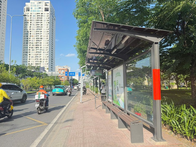 TP.HCM miễn ph&iacute; v&eacute; xe bu&yacute;t, giờ c&ograve;n l&agrave;m m&aacute;i che k&eacute;o tới tận nh&agrave; ga metro- Ảnh 3.