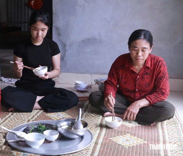 C&ocirc; b&eacute; mồ c&ocirc;i cha, lớn l&ecirc;n trong ch&ugrave;a mong c&oacute; tiền v&agrave;o đại học - Ảnh 1.