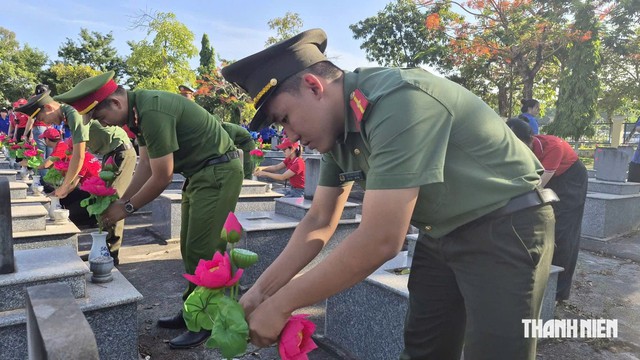 Sen hồng th&aacute;ng 7 v&agrave; những c&aacute;ch   tri &acirc;n chạm đến l&ograve;ng người  - Ảnh 1.