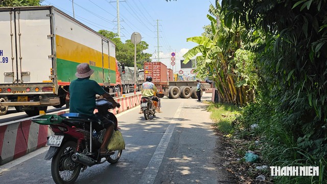 CSGT TP.HCM cảnh b&aacute;o: Đừng chen l&ecirc;n đầu xe container khi xe bật xi nhan rẽ - Ảnh 2.