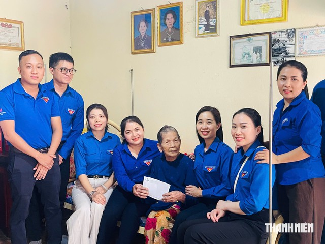 Sen hồng th&aacute;ng 7 v&agrave; những c&aacute;ch   tri &acirc;n chạm đến l&ograve;ng người  - Ảnh 3.