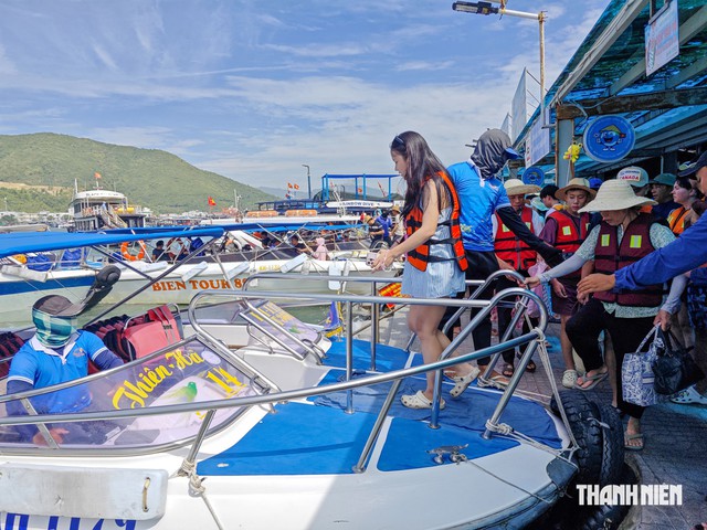 Mỗi ngày 10.000 khách ra vịnh Nha Trang, kiểm tra thế nào?- Ảnh 4.