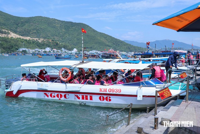 Mỗi ngày 10.000 khách ra vịnh Nha Trang, kiểm tra thế nào?- Ảnh 2.