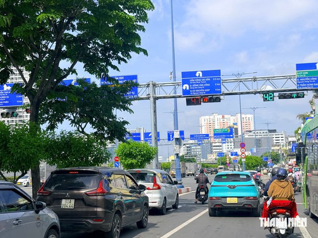 Vượt đèn vàng có bị phạt như đèn đỏ? CSGT nói rõ thời điểm quyết định - Ảnh 1.