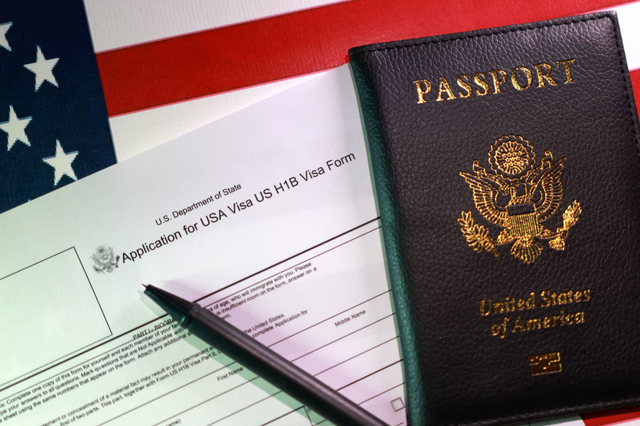 Appeals court rejects Trump bid to halt $100,000 H-1B visa fee ruling - Ảnh 1.