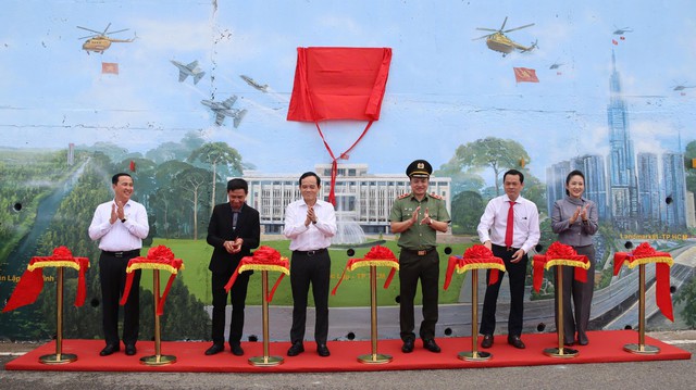 Đọc đáo tranh bích họa kể câu chuyện về một Việt Nam thống nhất ở Côn Đảo - Ảnh 1.