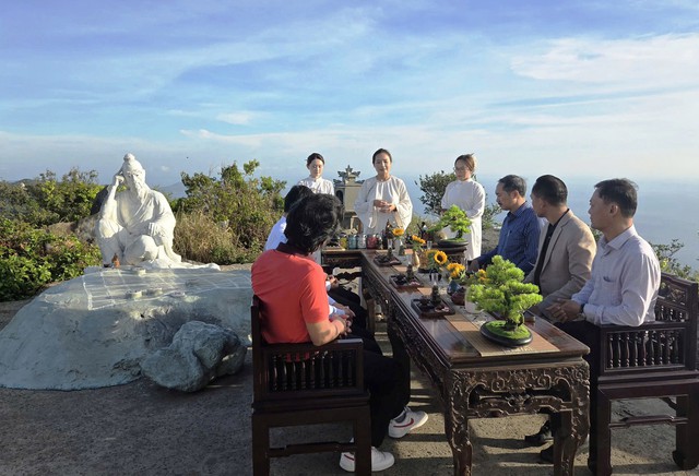 Ra mắt tour thưởng trà trên đỉnh Bàn Cờ, nơi tỉ phú Bill Gates từng ghé thăm- Ảnh 1.