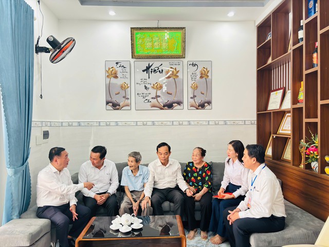 Bí thư Thành ủy TP.HCM Trần Lưu Quang thăm, tặng cựu tù Côn Đảo - Ảnh 1.