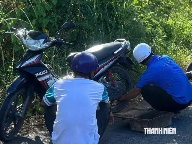 Những 'hiệp sĩ áo xanh' ở xã đảo giúp người dân bị sự cố giao thông- Ảnh 2.
