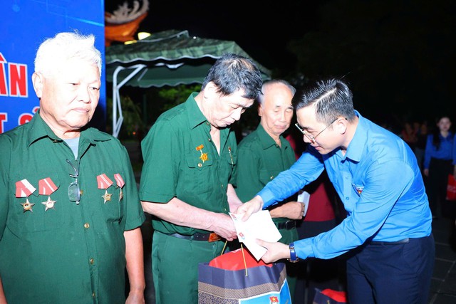 Anh Nguyễn Nhất Linh xúc động chia sẻ chuyện gia đình tại Lễ thắp nến tri ân - Ảnh 4.