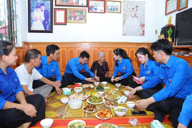 Anh Nguyễn Nhất Linh xúc động chia sẻ chuyện gia đình tại Lễ thắp nến tri ân - Ảnh 5.