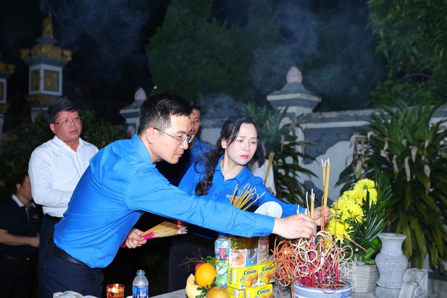 Anh Nguyễn Nhất Linh xúc động chia sẻ chuyện gia đình tại Lễ thắp nến tri ân - Ảnh 1.