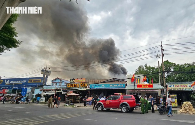 Phong tỏa đường Nguyễn Văn Linh để chữa cháy kho chứa hàng- Ảnh 1.