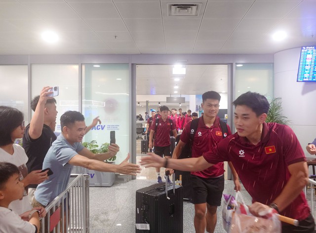 Lịch thi đấu Việt Nam - Singapore mới nhất: Thầy trò HLV Kim Sang-sik về đến Hà Nội an toàn- Ảnh 3.