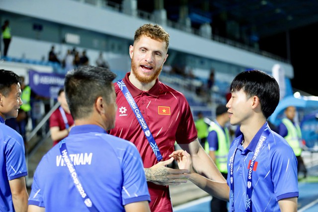 HLV Kim Sang-sik vẫn còn ‘quân bài trong tay áo’, đội tuyển Việt Nam rất khó bị bắt bài
- Ảnh 2.
