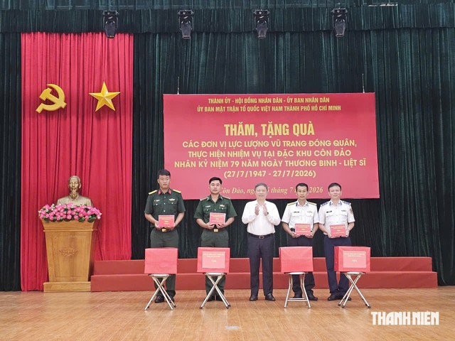 Trưởng ban Tuyên giáo và Dân vận TP.HCM thăm, tặng quà lực lượng vũ trang Côn Đảo- Ảnh 1.