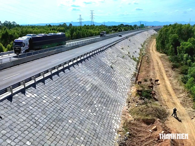 Cao tốc Bắc – Nam qua Đắk Lắk: Nhà thầu thi công ì ạch đường gom - Ảnh 3.