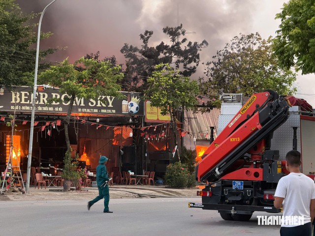 Hà Nội: Đang cháy lớn tại xưởng giấy ở Thanh Liệt- Ảnh 3.