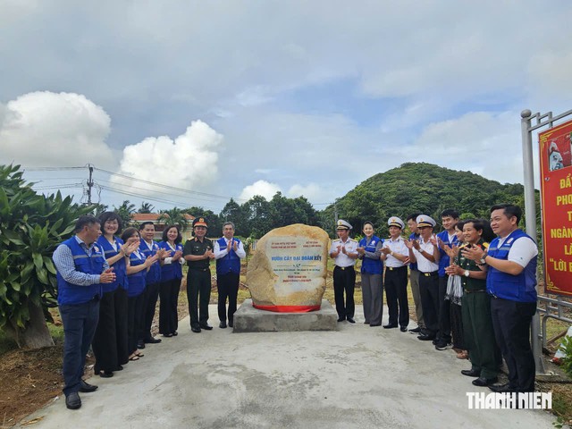 Bí thư Thành ủy TP.HCM Trần Lưu Quang thăm, tặng cựu tù Côn Đảo - Ảnh 3.