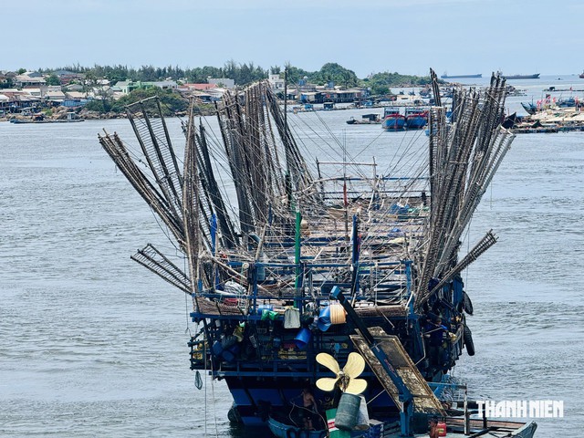 T&agrave;u c&aacute; Quảng Ng&atilde;i rơi b&aacute;nh l&aacute;i khi tr&aacute;nh gi&ocirc;ng lốc ở Trường Sa- Ảnh 1.