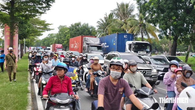 Phong tỏa đường Nguyễn Văn Linh để chữa cháy kho chứa hàng- Ảnh 2.