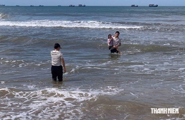 Ch&agrave;ng trai cứu người giữa s&oacute;ng dữ, s&aacute;ng tạo v&igrave; ngư d&acirc;n- Ảnh 2.