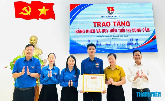 Ch&agrave;ng trai cứu người giữa s&oacute;ng dữ, s&aacute;ng tạo v&igrave; ngư d&acirc;n- Ảnh 1.