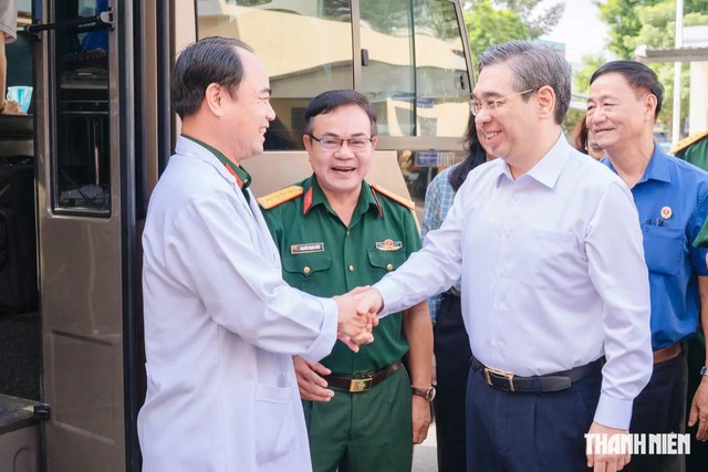 TP.HCM khám bệnh, cấp thuốc miễn phí tại 10 vùng căn cứ cách mạng - Ảnh 1.