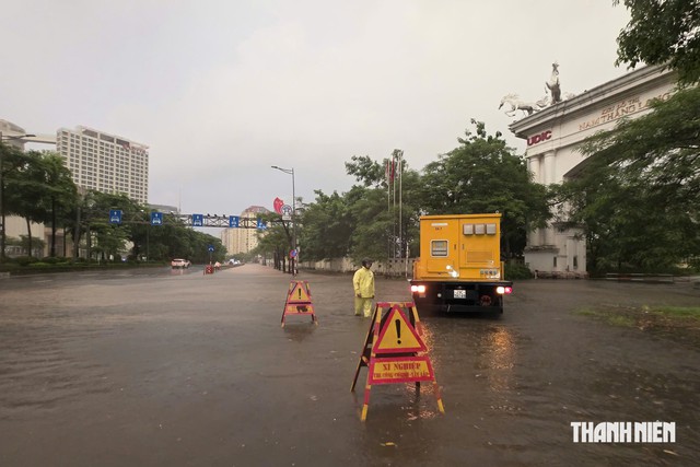 Hà Nội xuất hiện hơn 10 điểm 'dềnh nước' sau trận mưa rạng sáng- Ảnh 1.