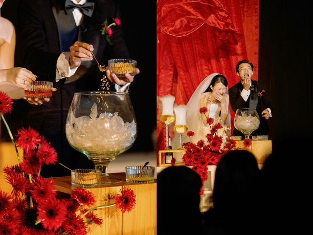 Cô dâu, chú rể trộn bánh tráng thay cắt bánh, mối tình thú vị suốt 10 năm - Ảnh 1.