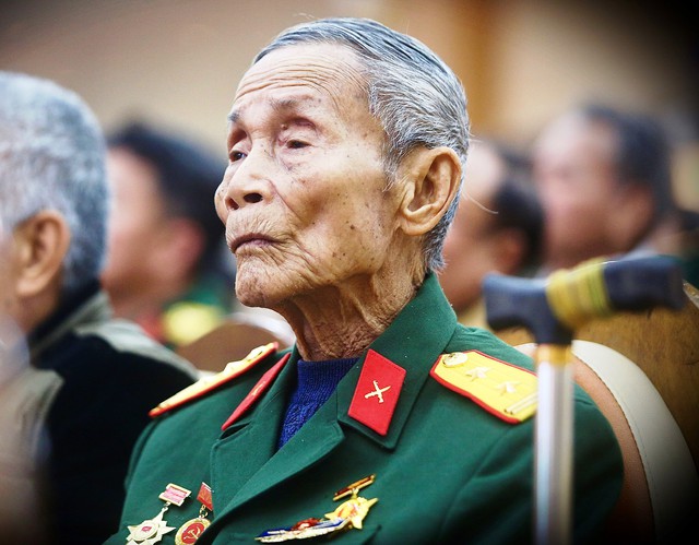 Người l&iacute;nh mang đ&aacute; trong &aacute;o để được ra trận,đến những trận đ&aacute;nh 'xuất quỷ nhập thần' - Ảnh 1.
