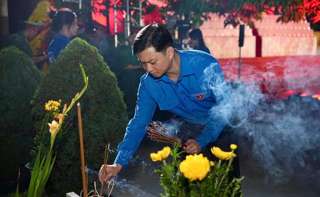 Mỗi ngọn nến tri &acirc;n nhắc nhở thế hệ trẻ về tr&aacute;ch nhiệm tiếp bước cha anh- Ảnh 2.