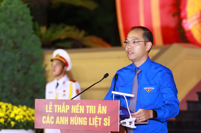 Mỗi ngọn nến tri &acirc;n nhắc nhở thế hệ trẻ về tr&aacute;ch nhiệm tiếp bước cha anh- Ảnh 4.