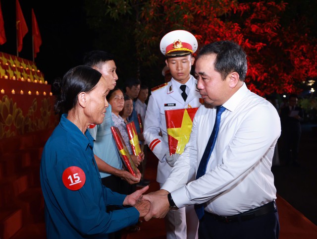Mỗi ngọn nến tri &acirc;n nhắc nhở thế hệ trẻ về tr&aacute;ch nhiệm tiếp bước cha anh- Ảnh 1.