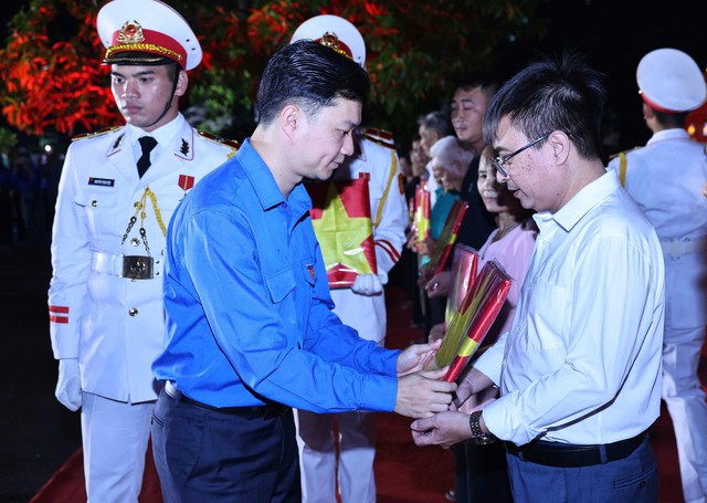 Mỗi ngọn nến tri &acirc;n nhắc nhở thế hệ trẻ về tr&aacute;ch nhiệm tiếp bước cha anh- Ảnh 5.