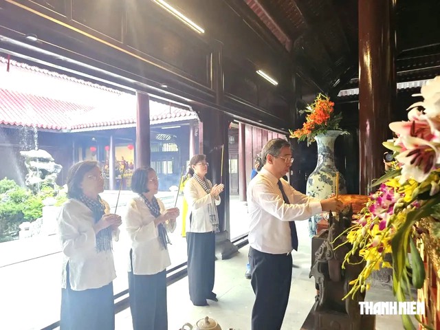 TP.HCM tổ chức lễ giỗ c&aacute;c Anh h&ugrave;ng Liệt sĩ, đồng b&agrave;o y&ecirc;u nước tại C&ocirc;n Đảo - Ảnh 3.